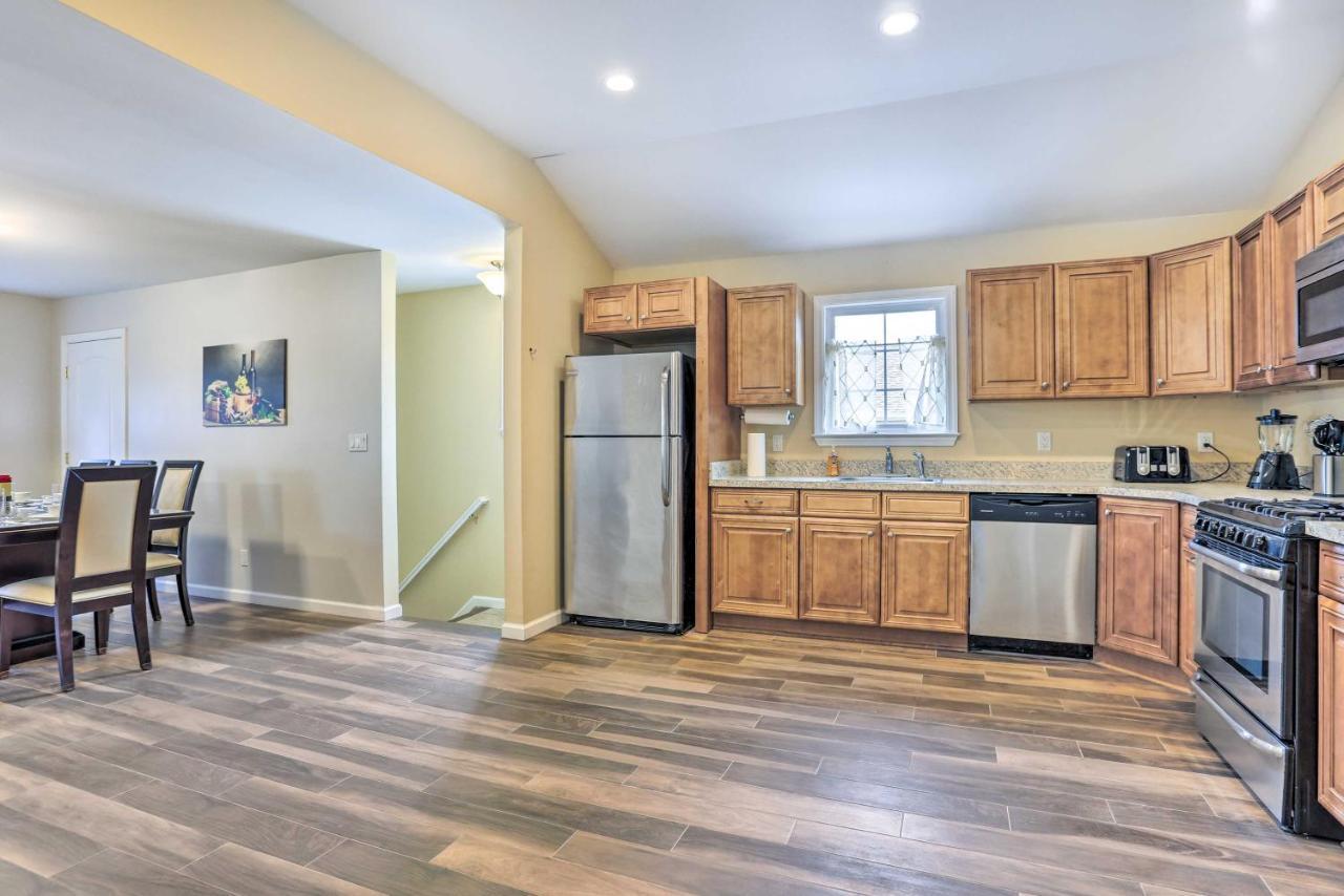 Ideally Located Glen Cove Apartment! Exterior photo
